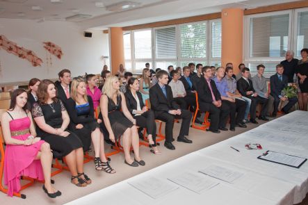Foto k aktualitě Slavnostní předávání maturitních vysvědčení.