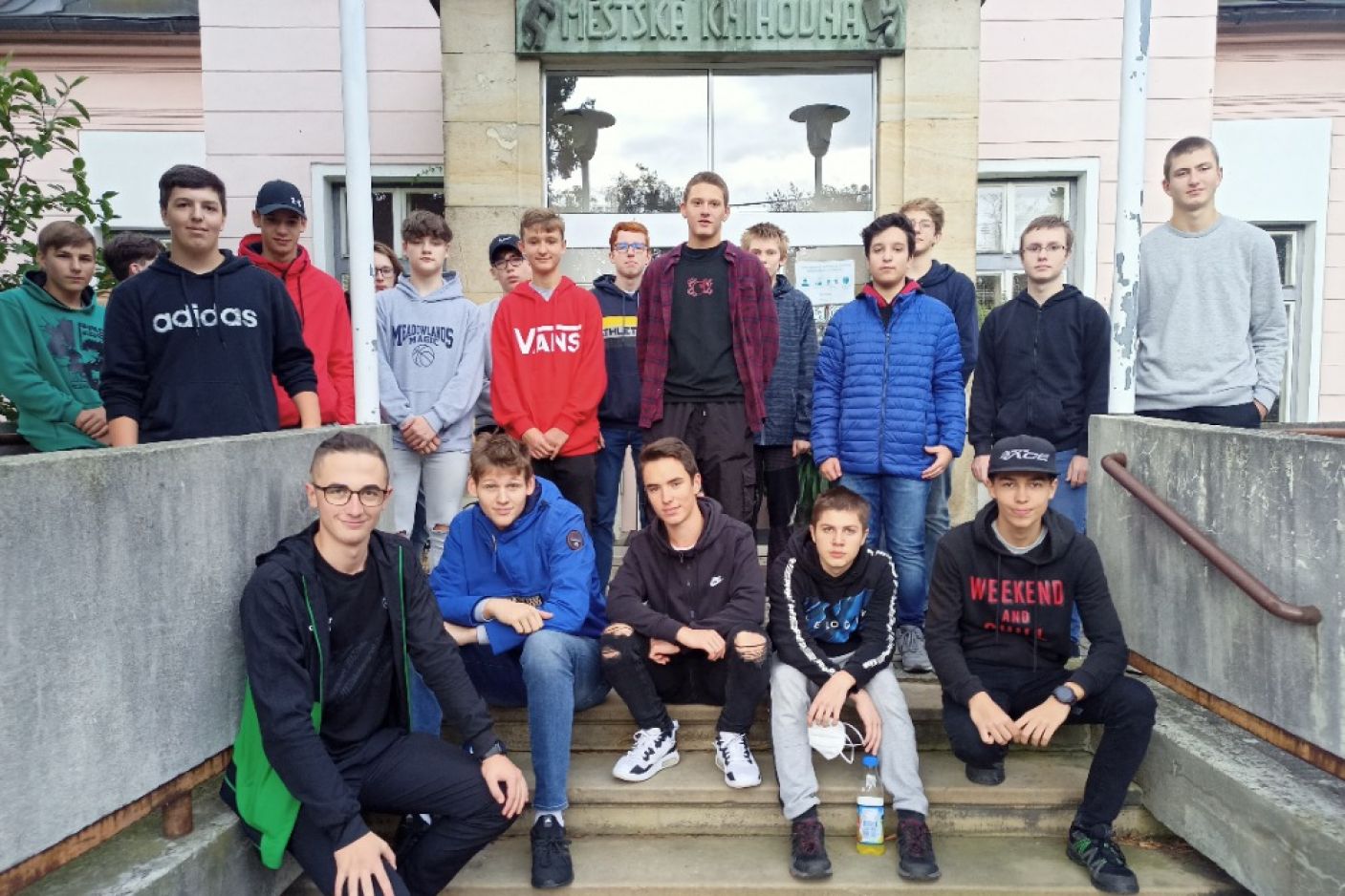  TEMATICKÁ EXKURZE IT1A V MĚSTSKÉ KNIHOVNĚ ROŽNOV POD RADHOŠTĚM