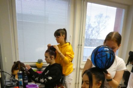 Foto k aktualitě  Zimní účesy kadeřnic 1. ročníku