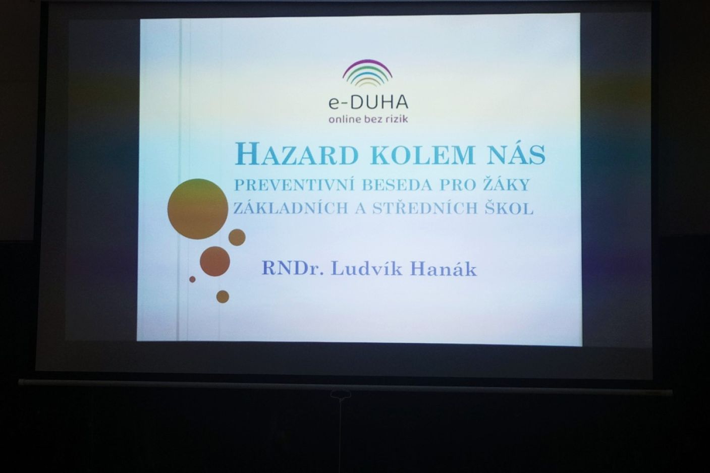  Závislosti, rizika a hazard v online světě