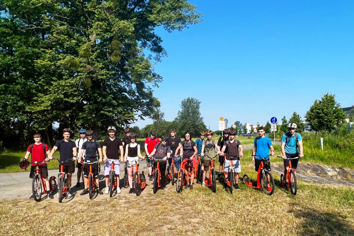  IT3B na koloběžkách na exkurzi do firem IMT a Unites Valašské Meziříčí