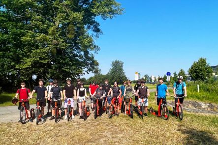 Foto k aktualitě  IT3B na koloběžkách na exkurzi do firem IMT a Unites Valašské Meziříčí