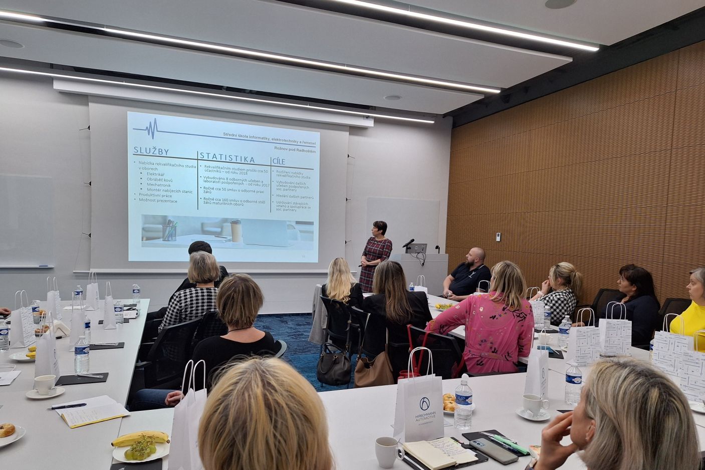  SETKÁNÍ ŘEDITELŮ A VÝCHOVNÝCH/KARIÉROVÝCH PORADCŮ ZŠ VE SPOLEČNOSTI HIRSCHMANN AUTOMOTIVE VSETÍN