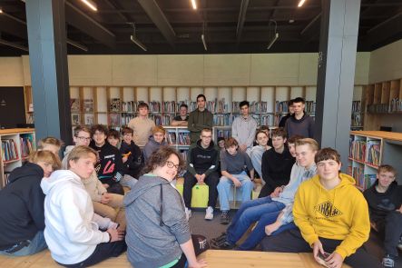 Foto k aktualitě ME1 na návštěvě v knihovně