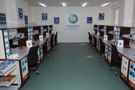 Foto ke stránce OTEVŘENÍ NOVÉ ELEKTRONICKÉ LABORATOŘE