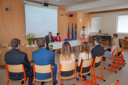 Foto ke stránce Slavnostní předávání maturitních vysvědčení