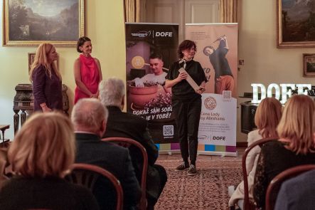 Foto k aktualitě Koordinátorka programu DOFE Milada Vašáková získala cenu Lady Luisy Abrahams pro rok 2025