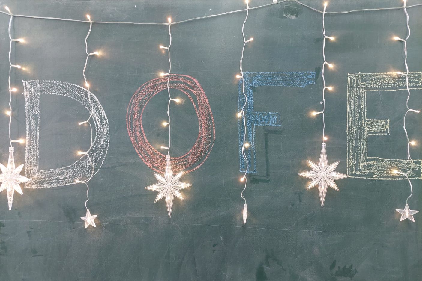  Vánoční program na budově teorie