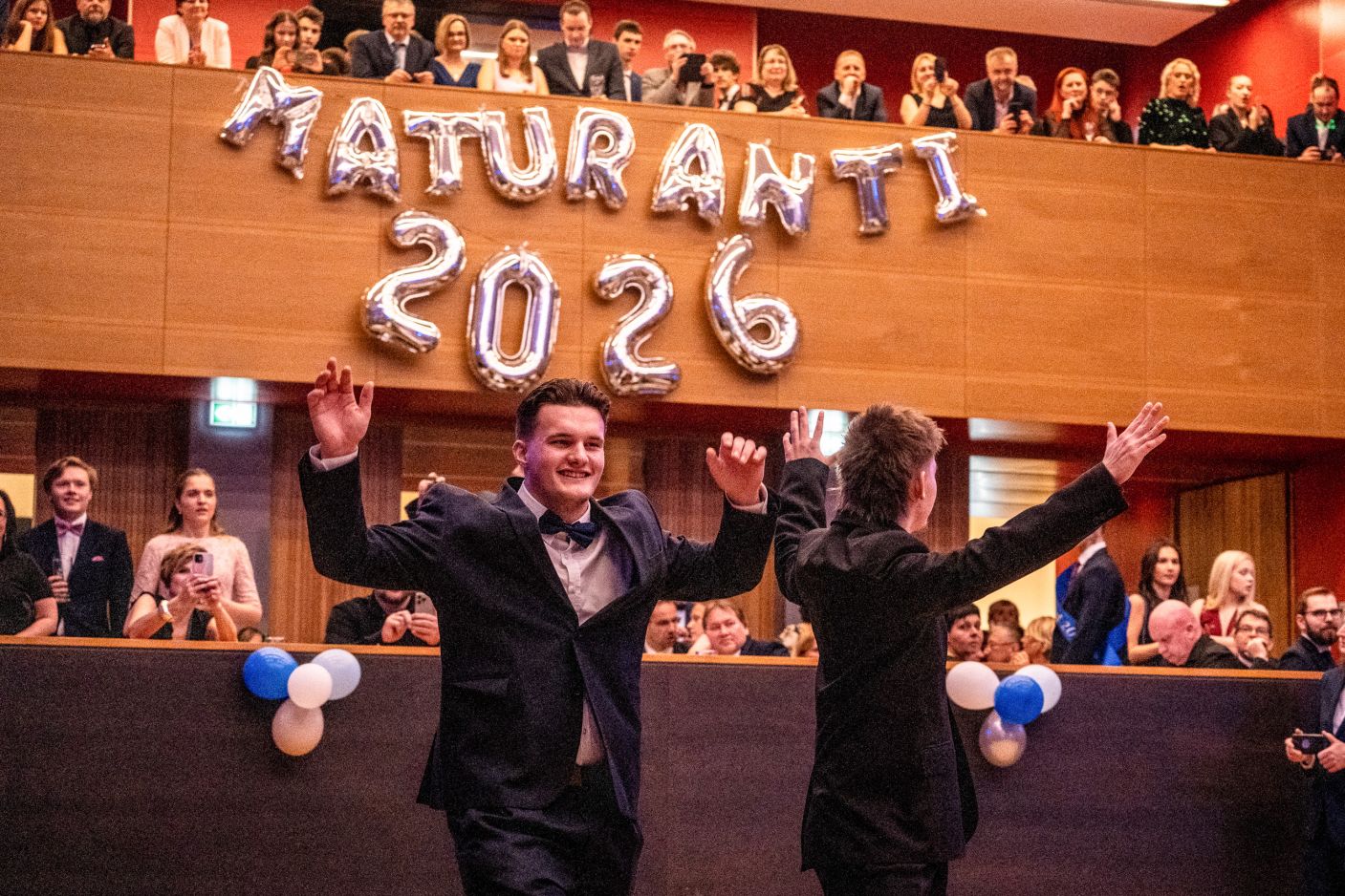 Školní maturitní ples tříd rozzářil DK Frenštát