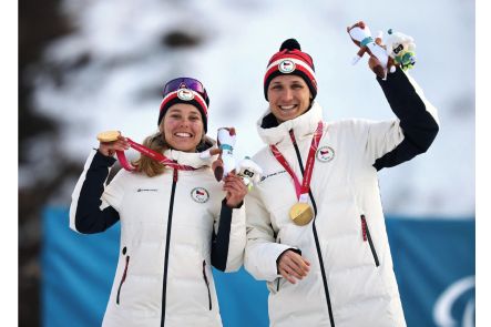 Foto k aktualitě Náš bývalý student Alexandr Paťava jako trasér pomohl biatlonistce Carině Edlingerové vybojovat zlatou medaili na paralympiádě v Itálii