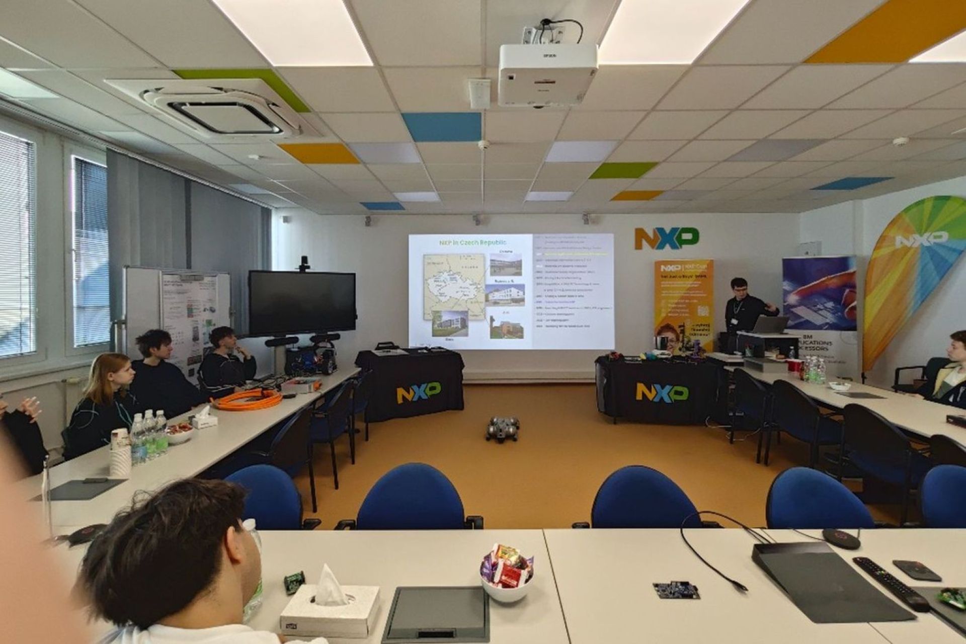 Slider - TECHNICKÉ LYCEUM NA ODBORNÉ EXKURZI VE FIRMĚ NXP